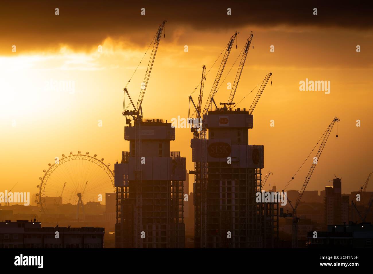 Londres, Royaume-Uni. 28 août 2025. Météo britannique : coucher de soleil spectaculaire sur la ville avec la construction silhouette des blocs de construction S&T en vue. Sisk a été mandaté par Greystar Real Estate Partners, LLC (« Greystar ») pour livrer deux bâtiments clés situés sur le site de l’ancienne biscuiterie de Bermondsey, au sud de Londres, d’une valeur de 181 millions de livres sterling Crédit : Guy Corbishley/Alamy Live News Banque D'Images