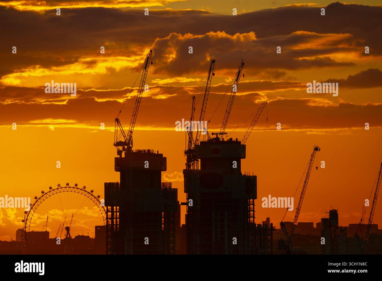 Londres, Royaume-Uni. 29 août 2025. Météo britannique : coucher de soleil spectaculaire sur la ville avec la construction silhouette des blocs de construction S&T en vue. Sisk a été mandaté par Greystar Real Estate Partners, LLC (« Greystar ») pour livrer deux bâtiments clés situés sur le site de l’ancienne biscuiterie de Bermondsey, au sud de Londres, d’une valeur de 181 millions de livres sterling Crédit : Guy Corbishley/Alamy Live News Banque D'Images