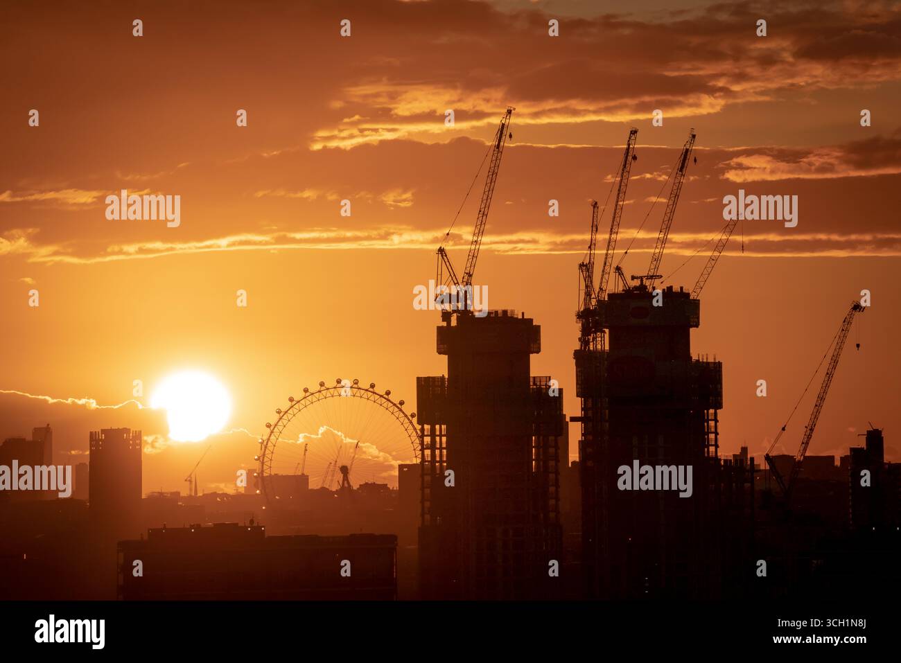 Londres, Royaume-Uni. 29 août 2025. Météo britannique : coucher de soleil spectaculaire sur la ville avec la construction silhouette des blocs de construction S&T en vue. Sisk a été mandaté par Greystar Real Estate Partners, LLC (« Greystar ») pour livrer deux bâtiments clés situés sur le site de l’ancienne biscuiterie de Bermondsey, au sud de Londres, d’une valeur de 181 millions de livres sterling Crédit : Guy Corbishley/Alamy Live News Banque D'Images