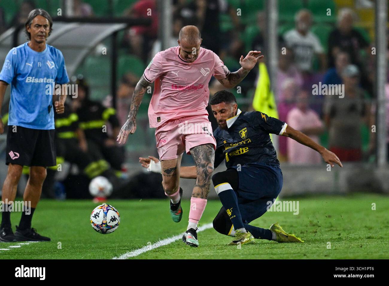 Palerme, Italie. 31 août 2025. Fares Ghedjemis (Frosinone Calcio) en action contre Antonio Palumbo (Palerme F.C.) lors du match Italien Serie BKT entre Palermo F.C. vs Frosinone Calcio 30 août 2025 au stade Renzo Barbera à Palerme, Italie crédit : Agence photo indépendante/Alamy Live News Banque D'Images