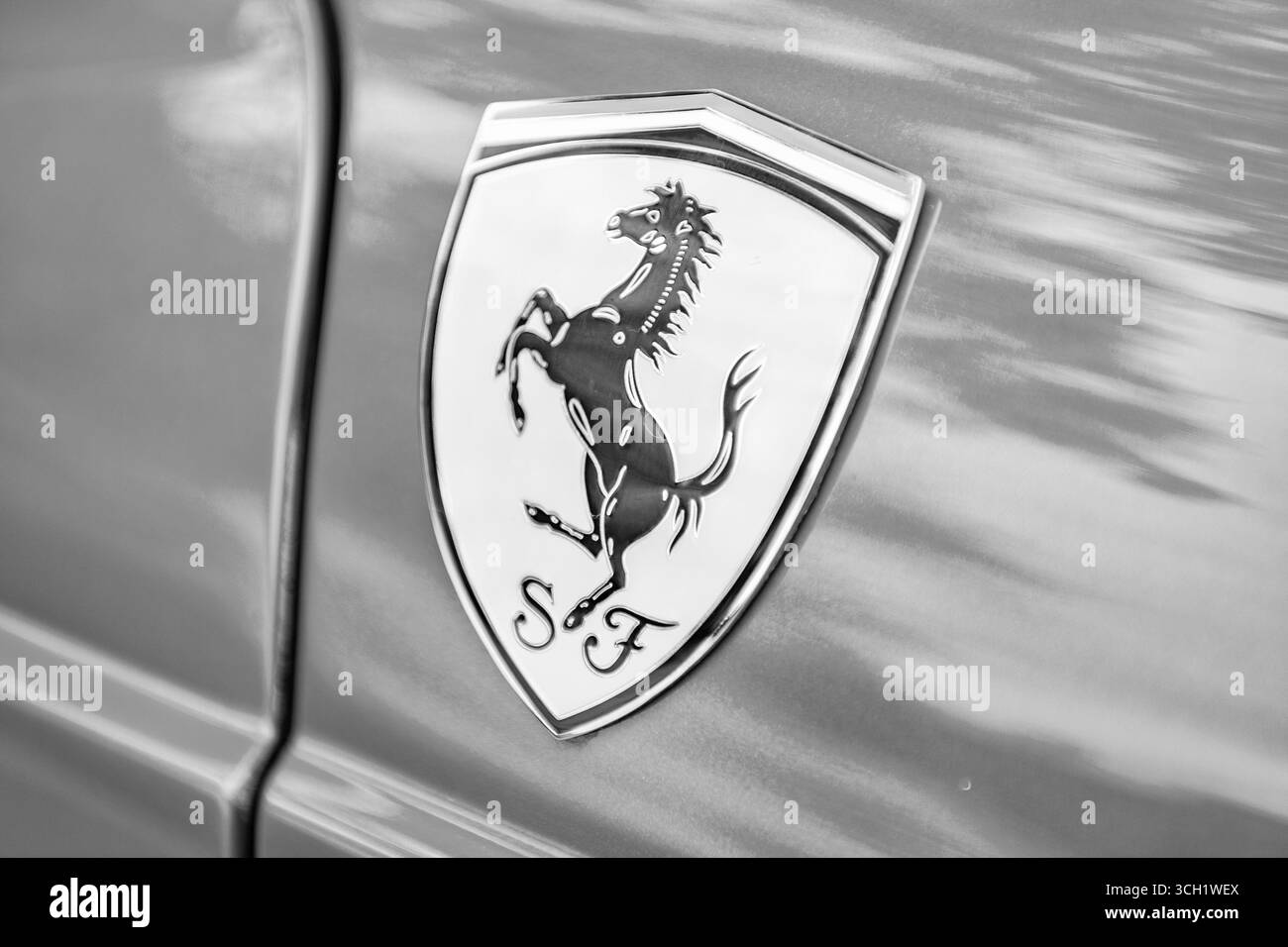 Chicago, Illinois - septembre 29, 2024:F errari 500 Superfast Speziale 1965 logo . Logotype Ferrari vert Banque D'Images
