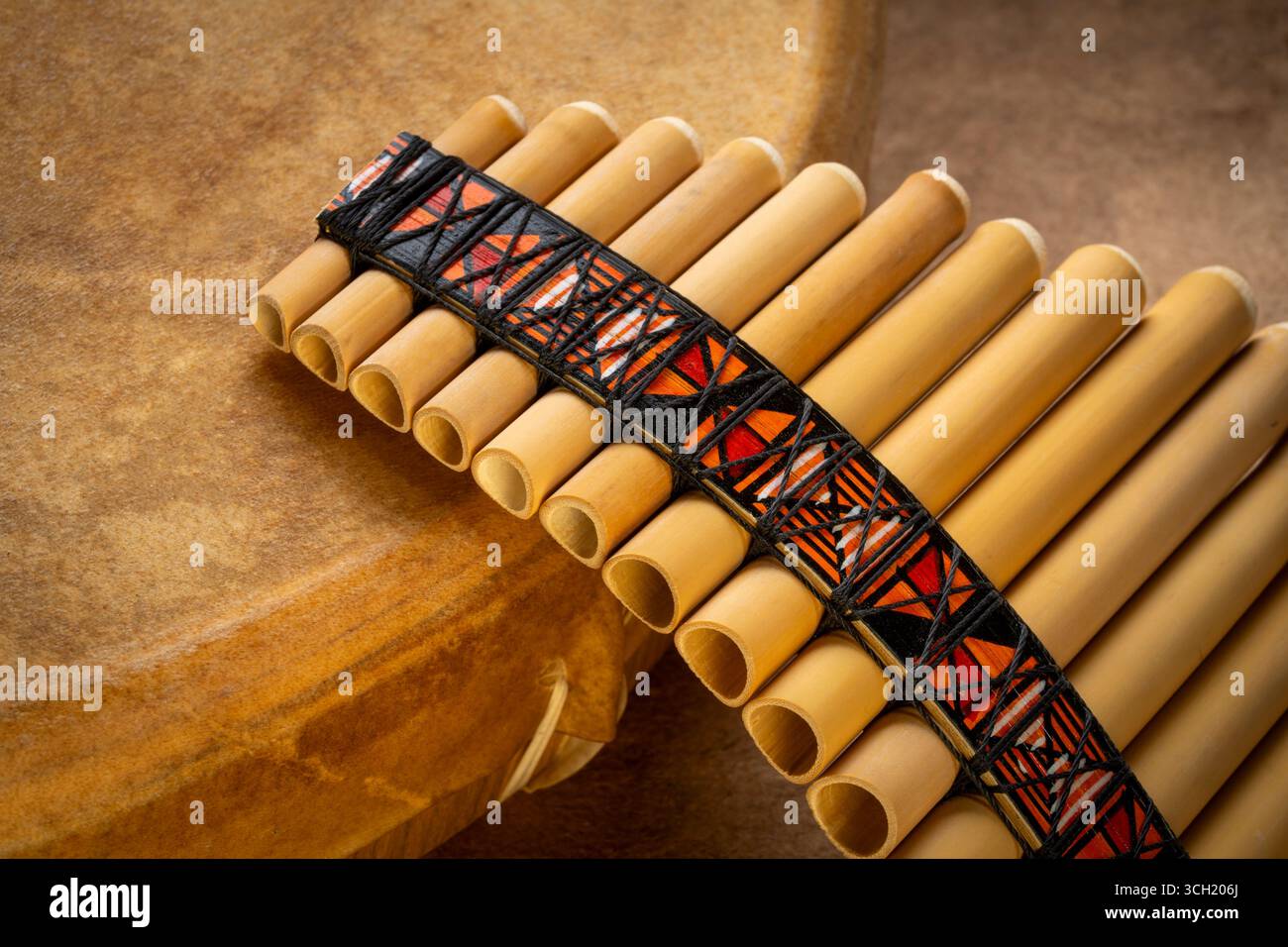 Flûte de pan de bambou et style amérindien, tambour de cadre chaman recouvert de peau de chèvre Banque D'Images