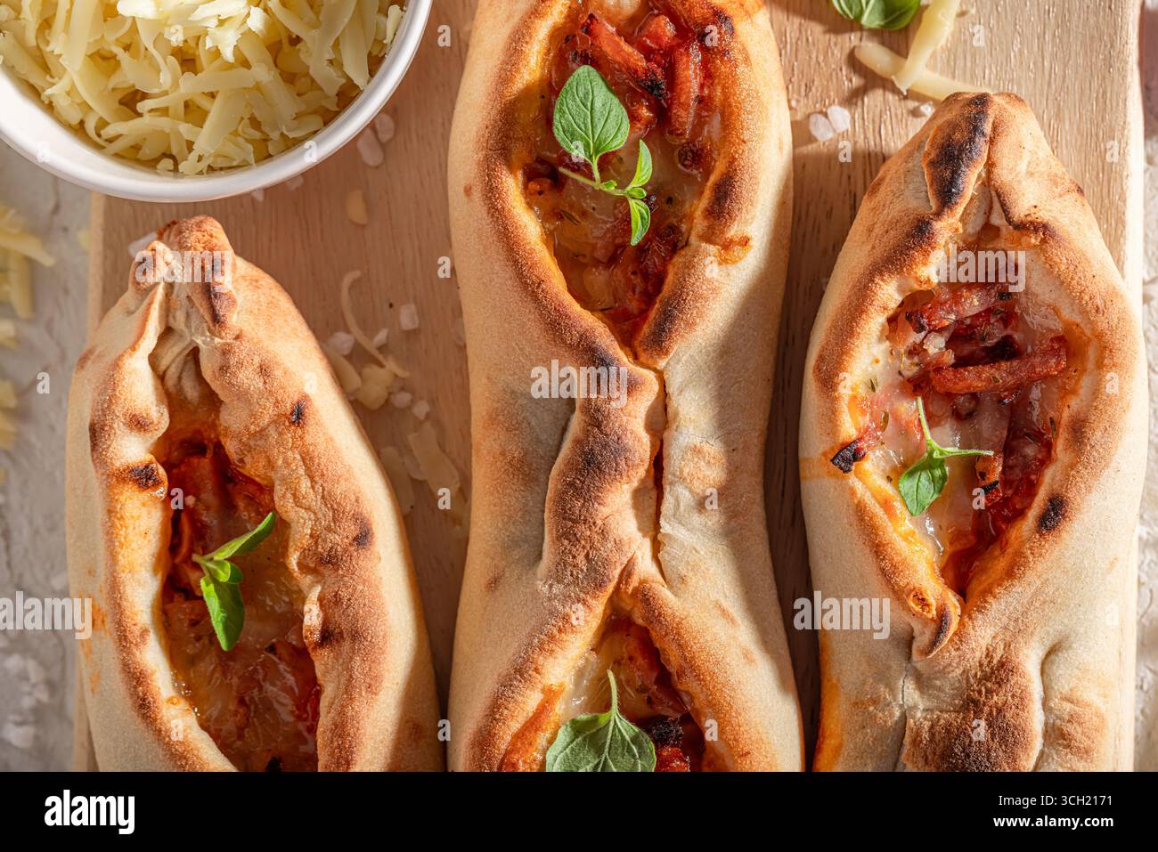 Margherita fruste maison à base de fromage et de tomates. Fruste avec fromage et tomates. Banque D'Images