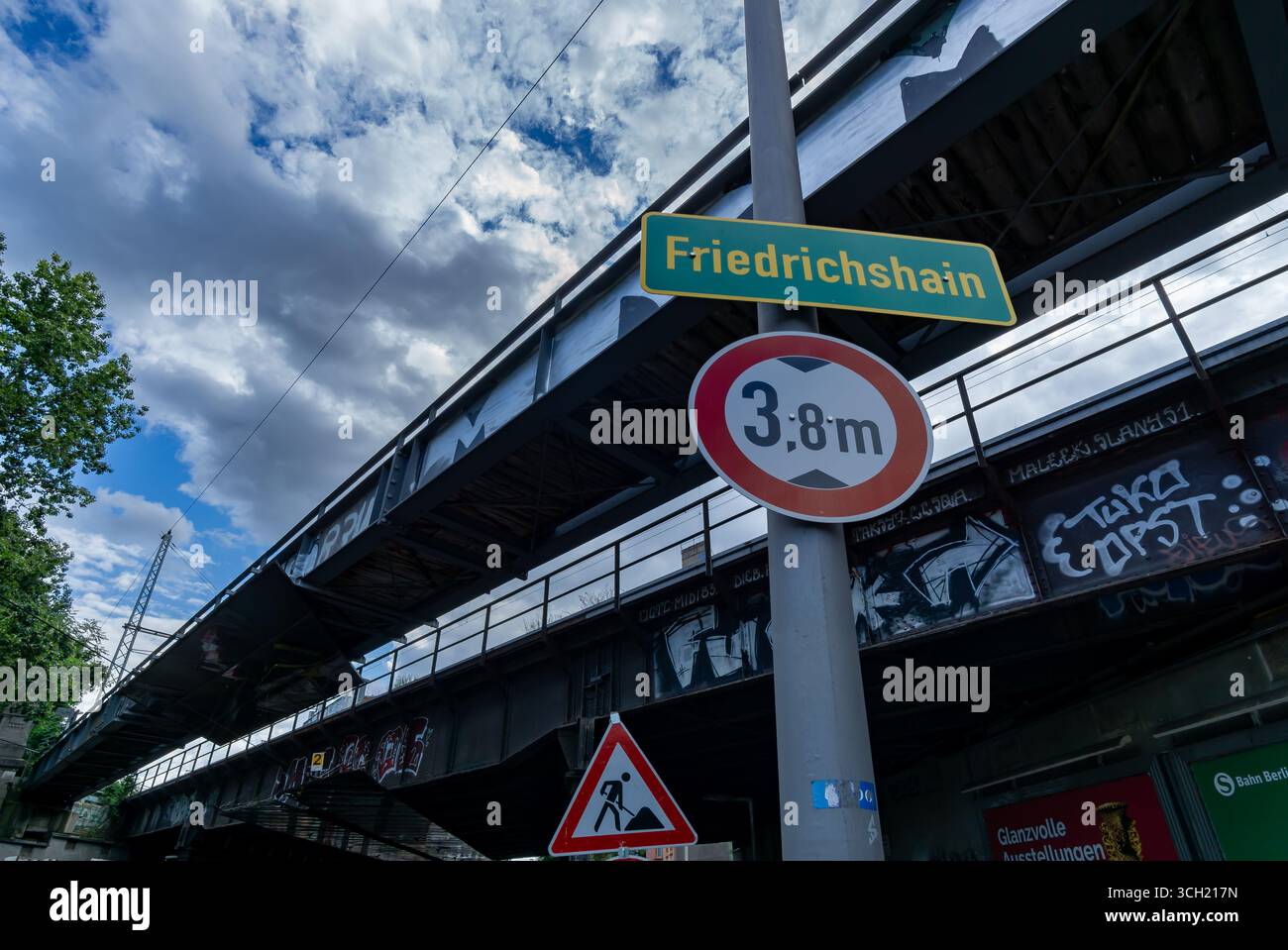 Friedrichshain panneau d'entrée sous le pont de train avec limite de hauteur et avertissement de construction, graffiti dans le fond urbain. Banque D'Images