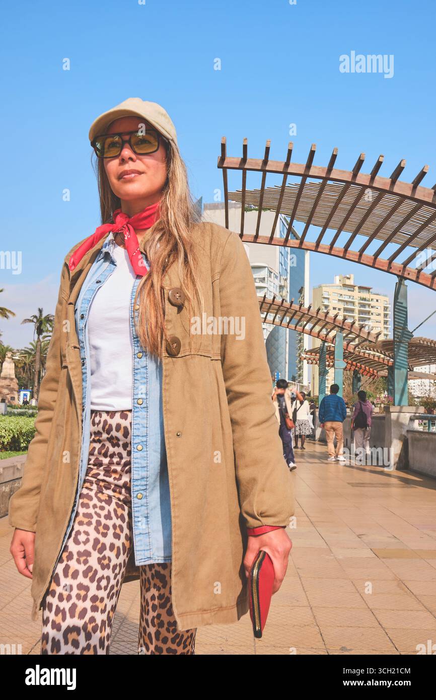 Touriste profitant d'une journée ensoleillée dans un parc public à miraflores, lima, pérou Banque D'Images
