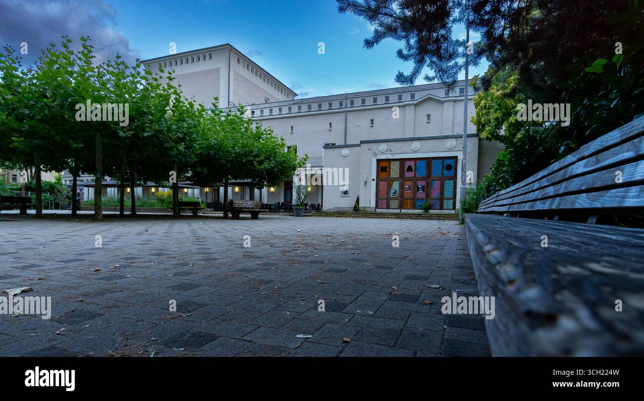 Extérieur de l'ancien théâtre Karlshorst, aujourd'hui lieu culturel KAHO à Berlin, un site historique à l'architecture soviétique. Banque D'Images