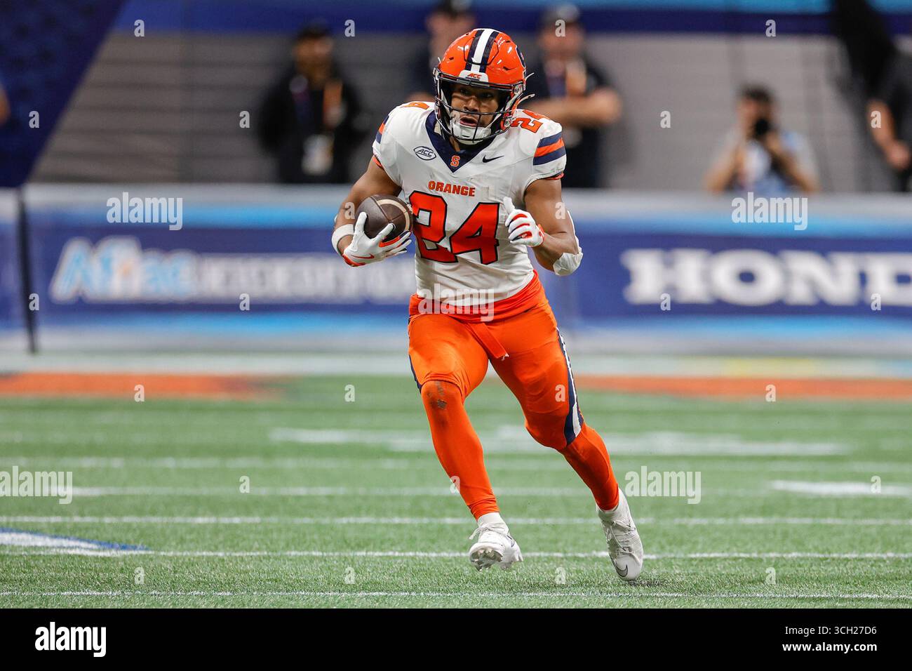 August 30, 2025: Will Nixon (24) of Syracuse runs for yardage during the Aflac Kickoff Game, featuring the Syracuse Orange and the Tennessee Volunteers, played at Mercedes Benz Stadium in Atlanta, Georgia. Tennessee takes the win over Syracuse, 45-26. Cecil Copeland/CSM(Credit Image: © Cecil Copeland/Cal Sport Media) (Cal Sport Media via AP Images) Banque D'Images