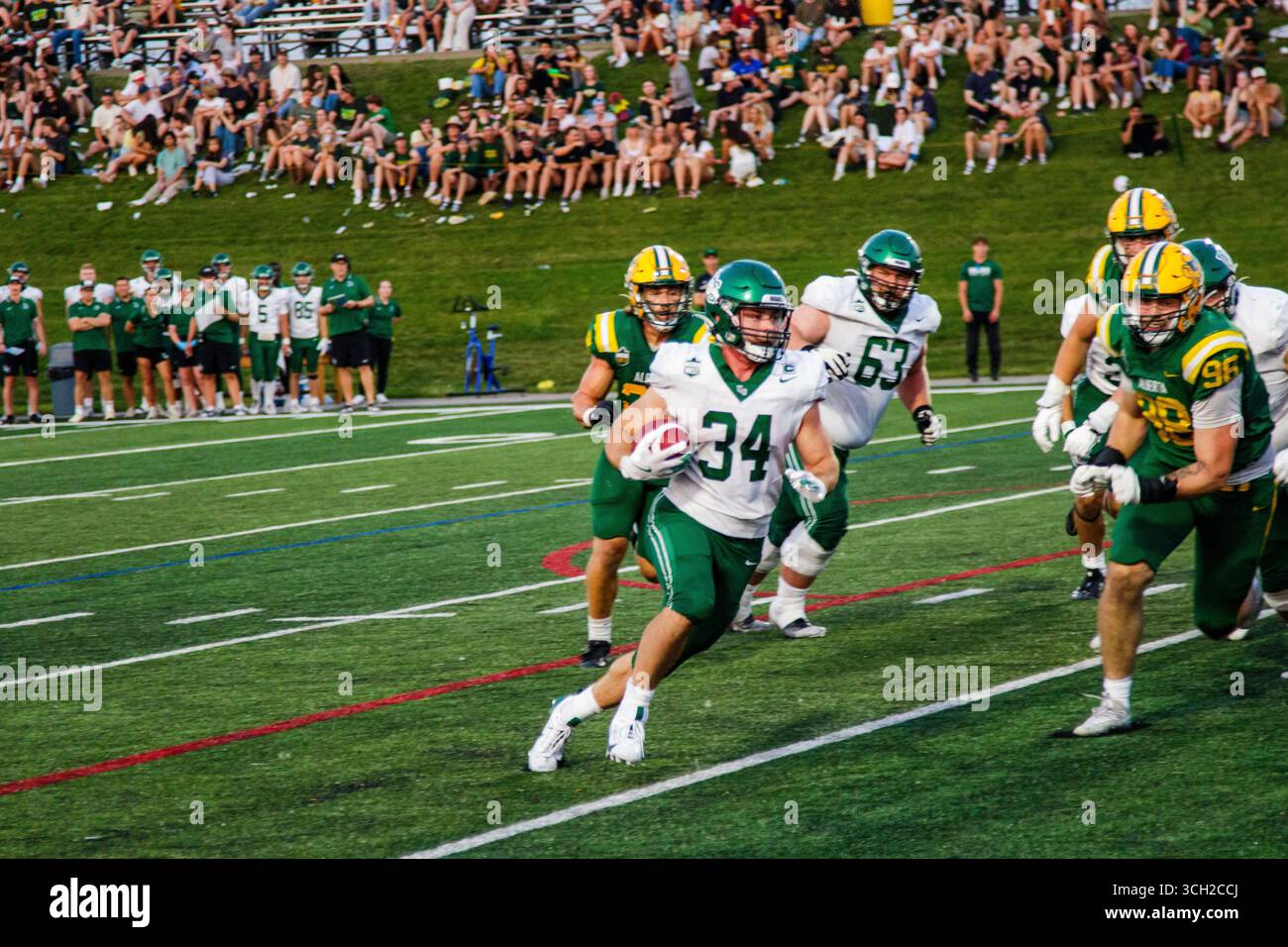 Ryker Frank, de l'Université de Saskatchewan Huskie (34), sort pour obtenir le premier. Banque D'Images