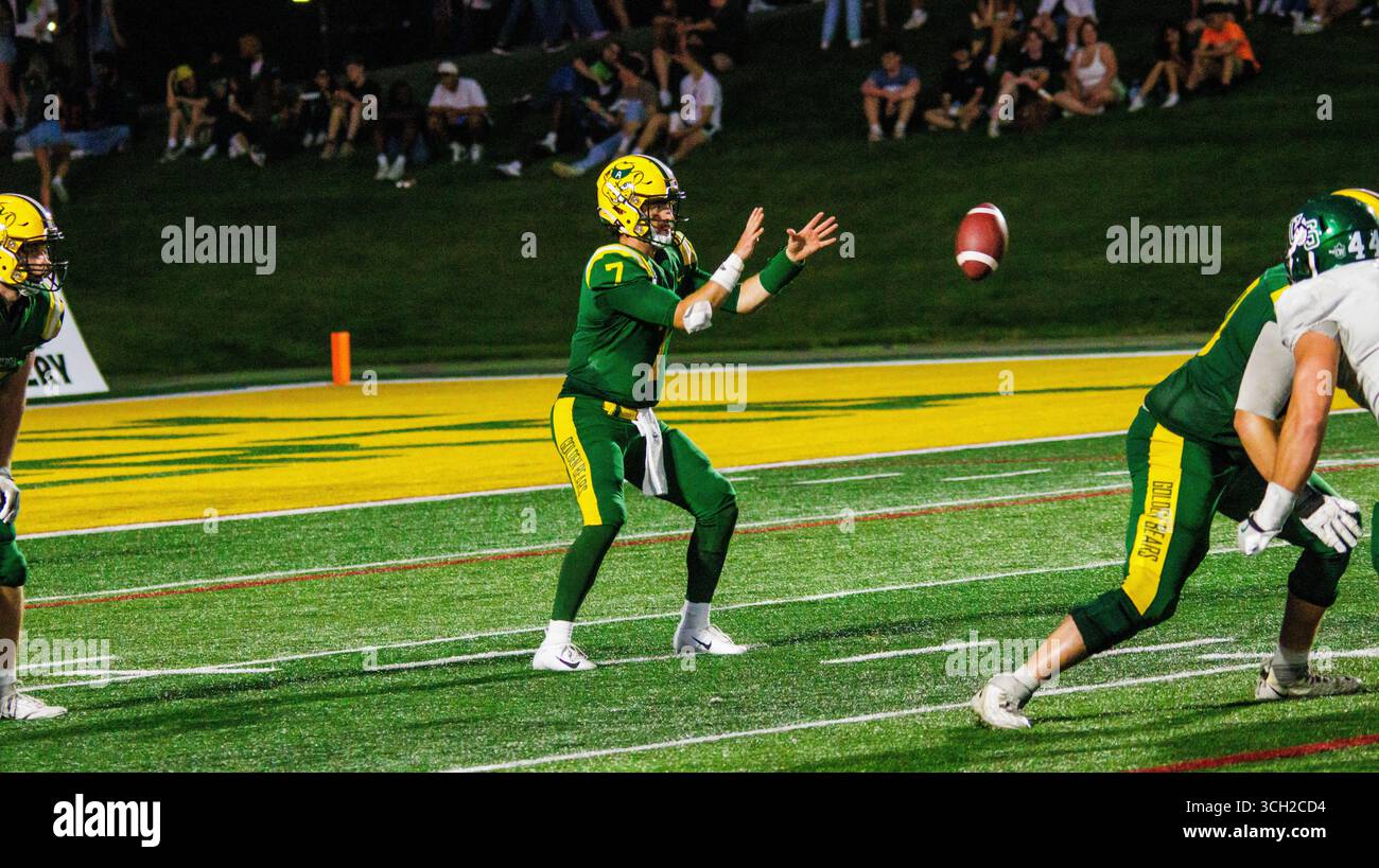 Eli Hetlinger, de l'Université de l'Alberta Golden Bear (7), est en action contre les Huskies de l'Université de la Saskatchewan. Banque D'Images