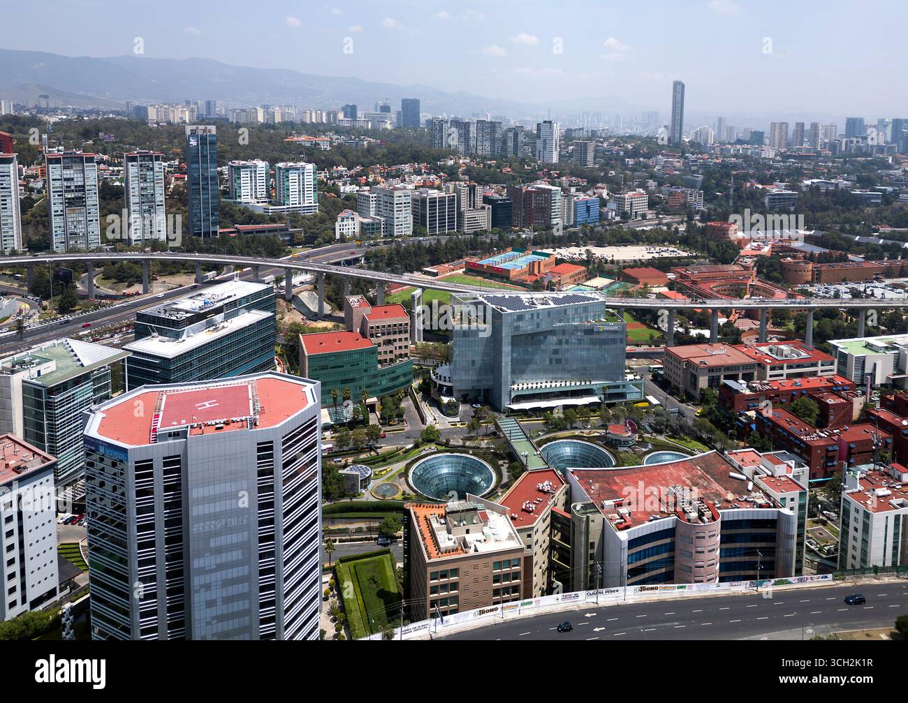 Vue aérienne du paysage urbain de la région de Santa Fe de Mexico, Mexique Banque D'Images
