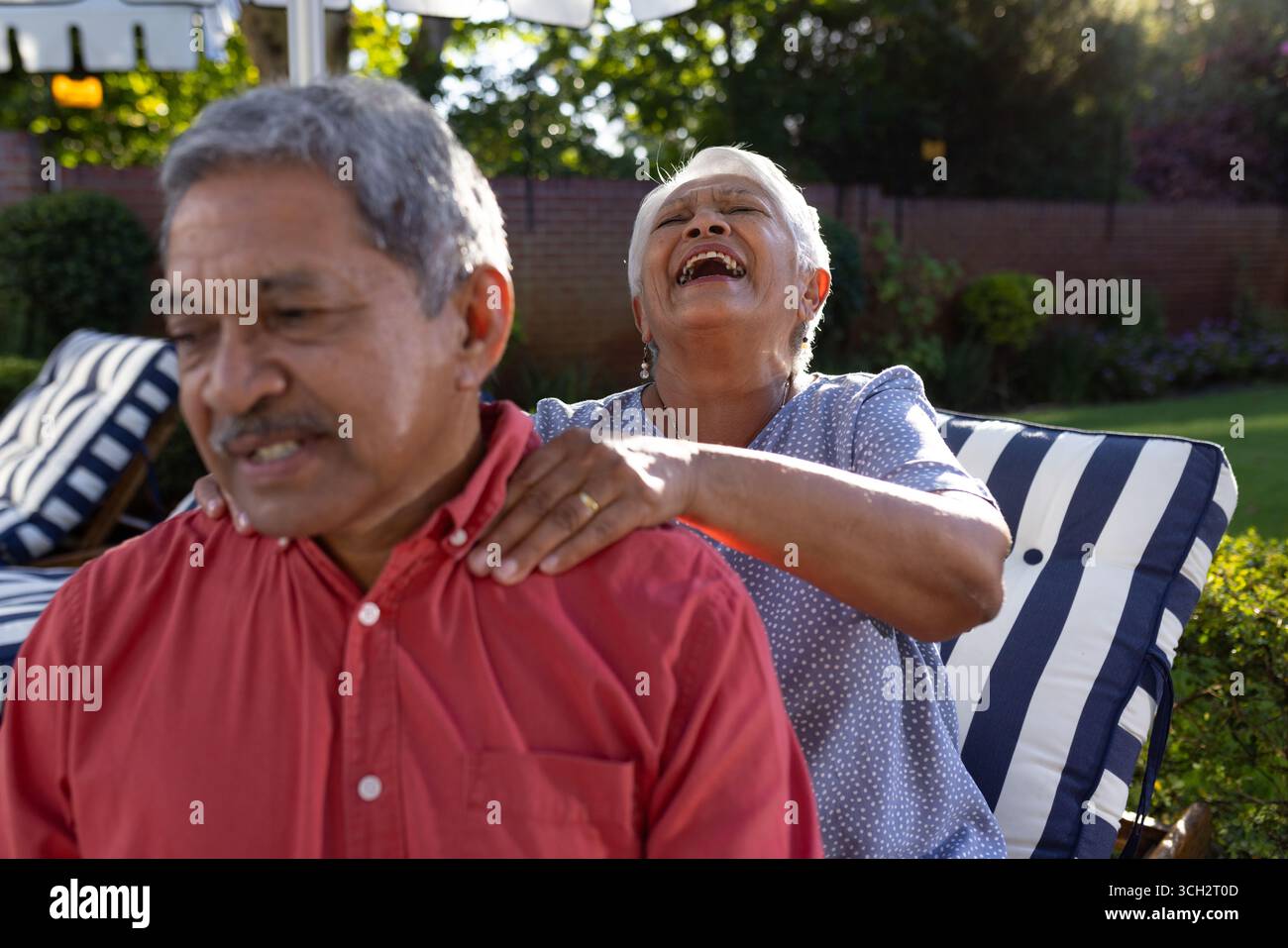 Couple de personnes âgées appréciant la relaxation en plein air, femme donnant un massage de l'épaule homme Banque D'Images