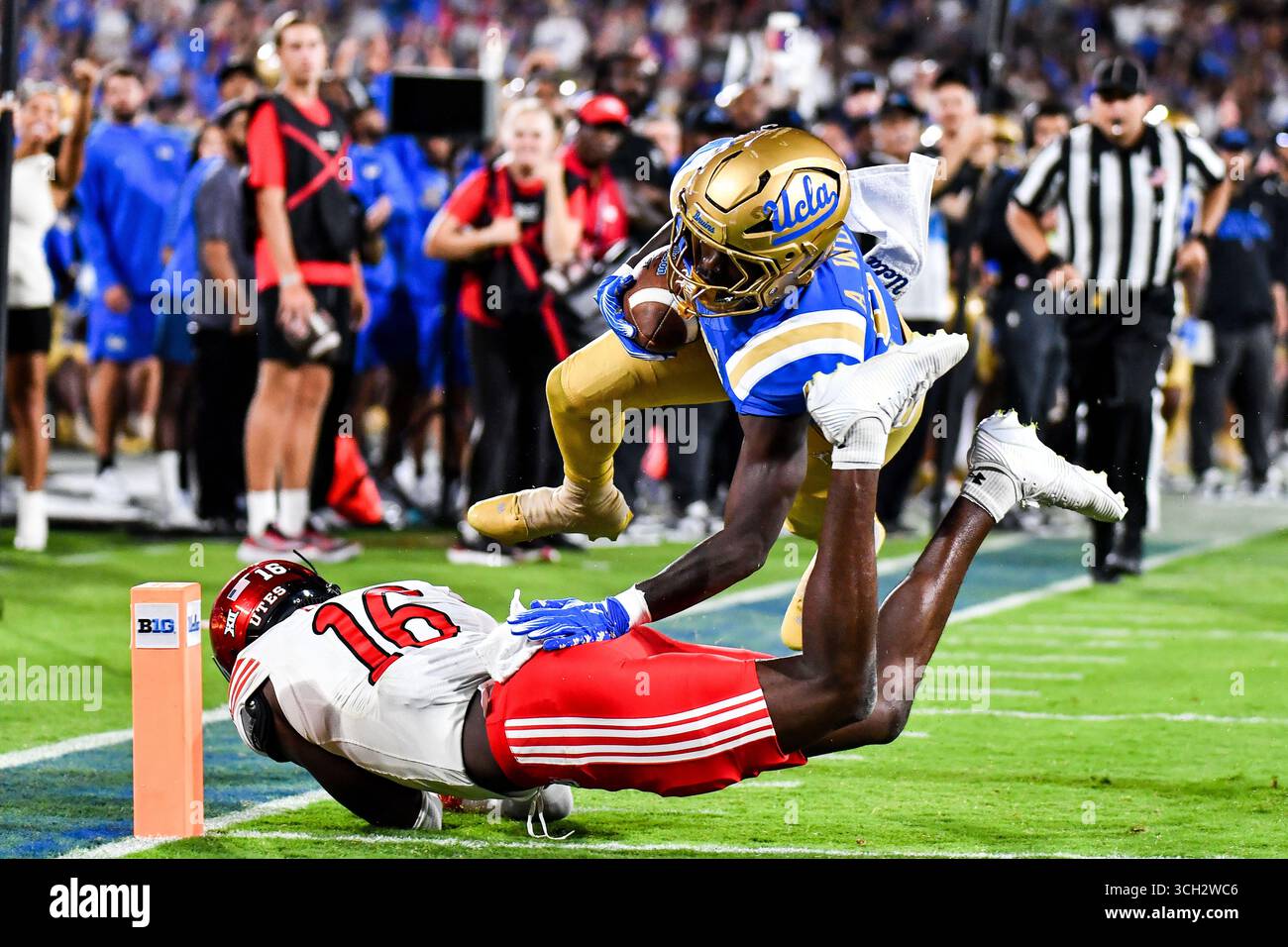 30 août 2025 Pasadena, CA.UCLA Bruins Running Back Anthony Woods (6) attrape la passe et plonge sur le cornerback de l'Utah Utes Cole Standage (16) pour le touchdown en action pendant le deuxième quart-temps du match de football de la NCAA entre les Bruins de l'Utah et les Utes de l'Utah au Rose Bowl à Pasadena, Californie.crédit photo obligatoire : Louis Lopez/Cal Sport Media (crédit : © Louis Lopez/Cal Sport Media) Banque D'Images