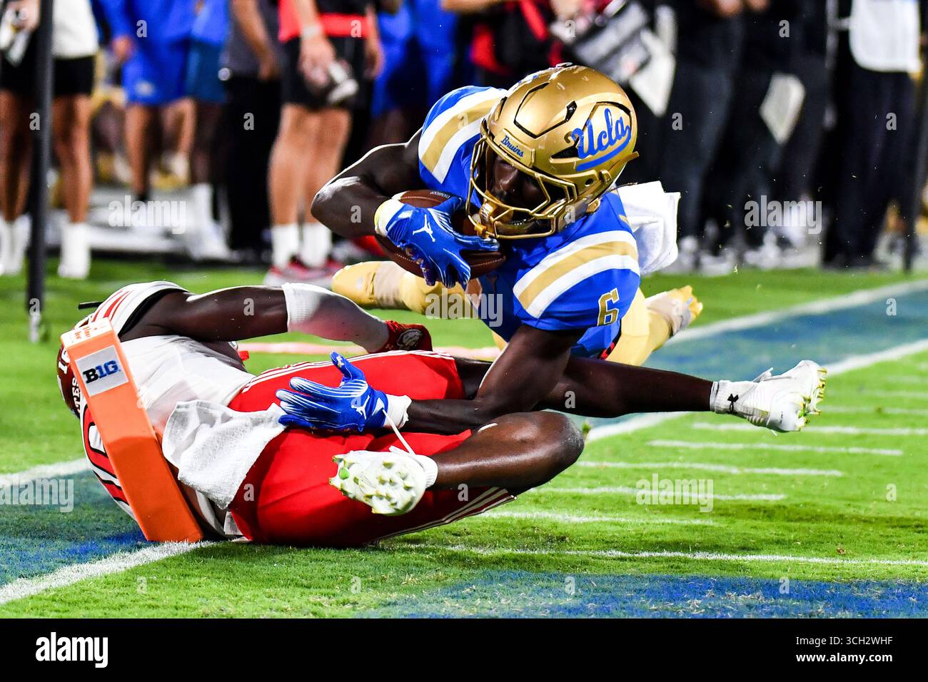 30 août 2025 Pasadena, CA.UCLA Bruins Running Back Anthony Woods (6) attrape la passe et plonge sur le cornerback de l'Utah Utes Cole Standage (16) pour le touchdown en action pendant le deuxième quart-temps du match de football de la NCAA entre les Bruins de l'Utah et les Utes de l'Utah au Rose Bowl à Pasadena, Californie.crédit photo obligatoire : Louis Lopez/Cal Sport Media Banque D'Images
