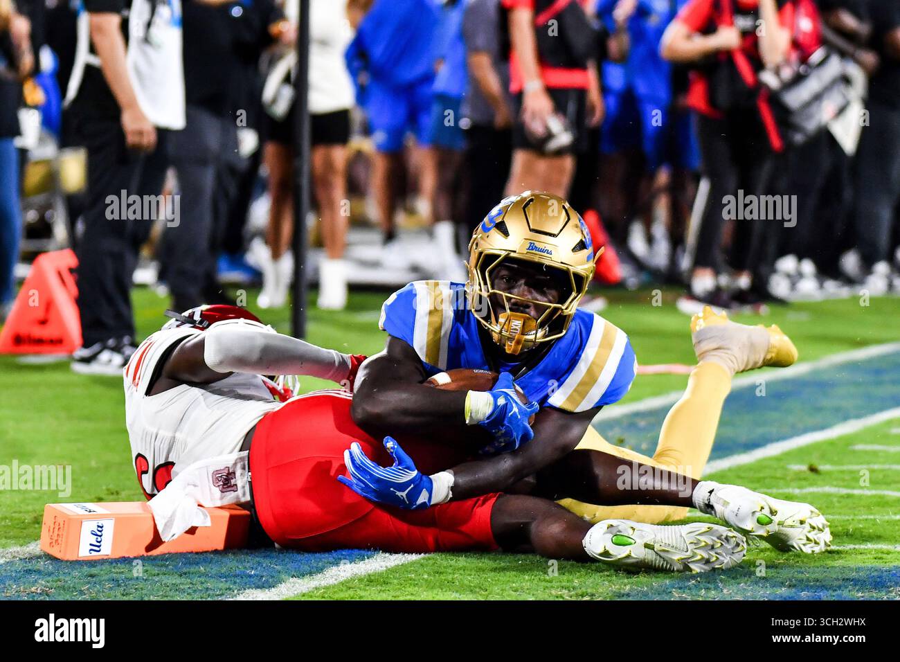 30 août 2025 Pasadena, CA.UCLA Bruins Running Back Anthony Woods (6) attrape la passe et plonge sur le cornerback de l'Utah Utes Cole Standage (16) pour le touchdown en action pendant le deuxième quart-temps du match de football de la NCAA entre les Bruins de l'Utah et les Utes de l'Utah au Rose Bowl à Pasadena, Californie.crédit photo obligatoire : Louis Lopez/Cal Sport Media (crédit : © Louis Lopez/Cal Sport Media) Banque D'Images