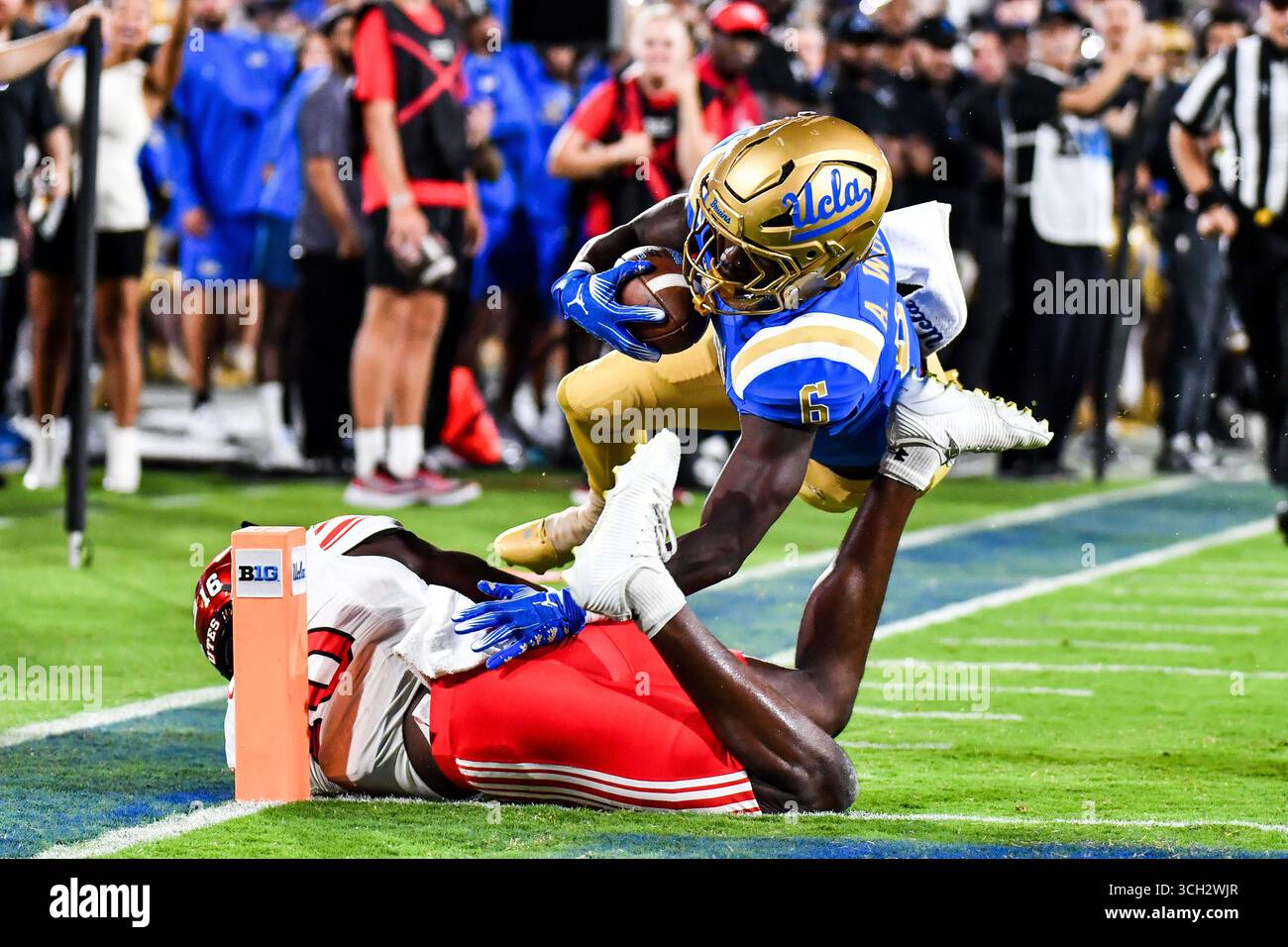 30 août 2025 Pasadena, CA.UCLA Bruins Running Back Anthony Woods (6) attrape la passe et plonge sur le cornerback de l'Utah Utes Cole Standage (16) pour le touchdown en action pendant le deuxième quart-temps du match de football de la NCAA entre les Bruins de l'Utah et les Utes de l'Utah au Rose Bowl à Pasadena, Californie.crédit photo obligatoire : Louis Lopez/Cal Sport Media Banque D'Images