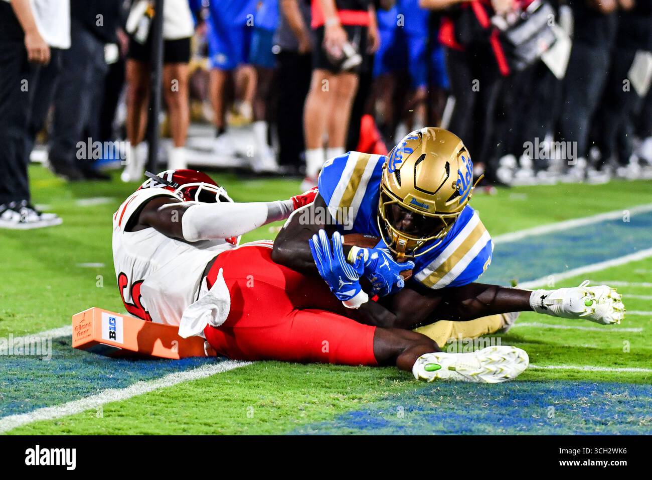 30 août 2025 Pasadena, CA.UCLA Bruins Running Back Anthony Woods (6) attrape la passe et plonge sur le cornerback de l'Utah Utes Cole Standage (16) pour le touchdown en action pendant le deuxième quart-temps du match de football de la NCAA entre les Bruins de l'Utah et les Utes de l'Utah au Rose Bowl à Pasadena, Californie.crédit photo obligatoire : Louis Lopez/Cal Sport Media Banque D'Images