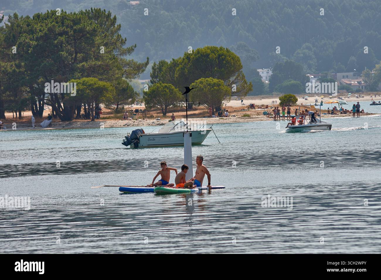 Nigran, Pontevedra, Espagne;24 août 2025 : Un groupe de personnes profitant d'une promenade en bateau dans l'estuaire A Foz à Ramallosa, Nigran, pendant une journée d'été ensoleillée. Banque D'Images