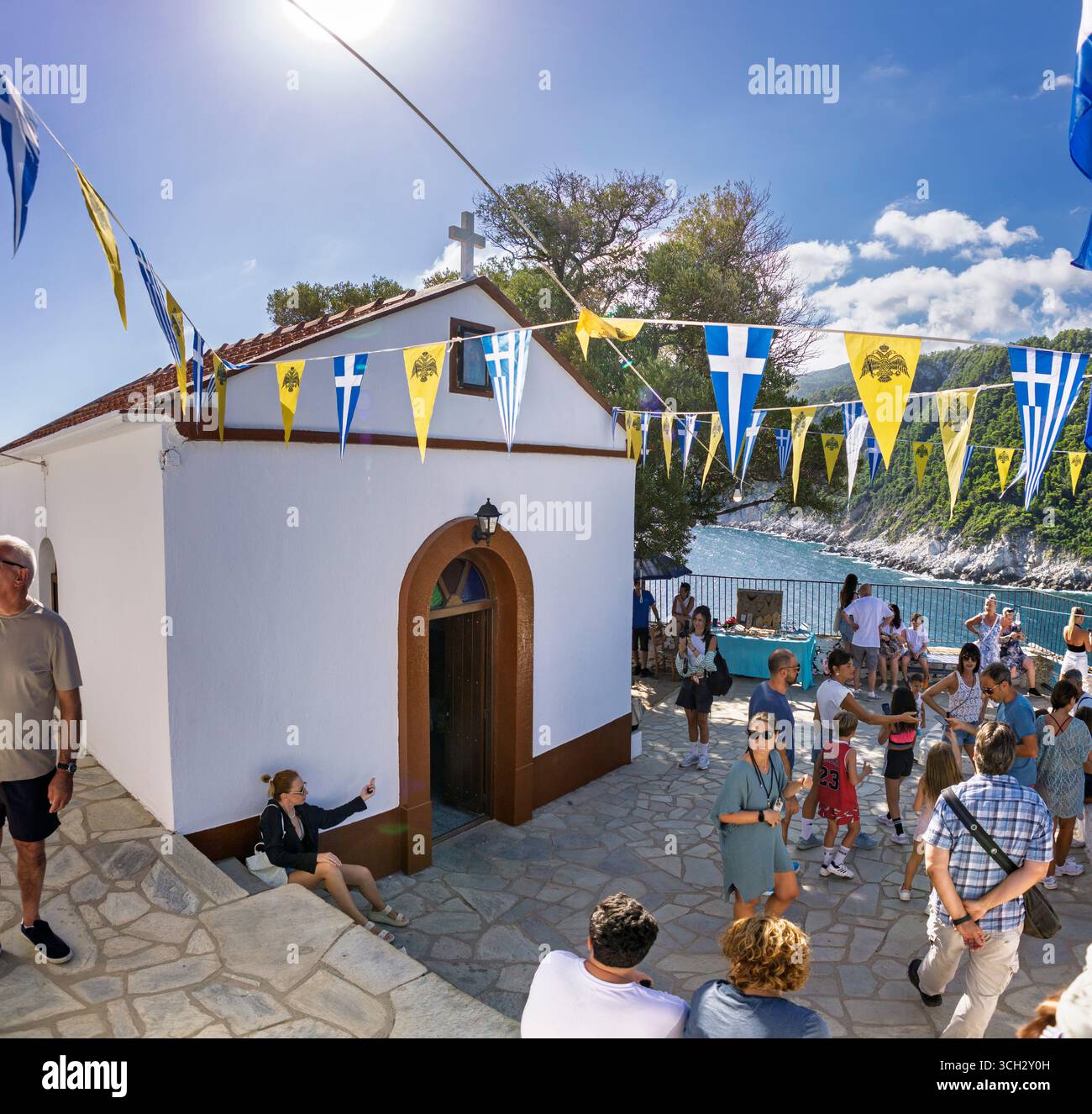 Une femme sonne la cloche d'amour à la chapelle Mamma Mia sur l'île des Scorpion rendue célèbre par le film cinématographique Banque D'Images