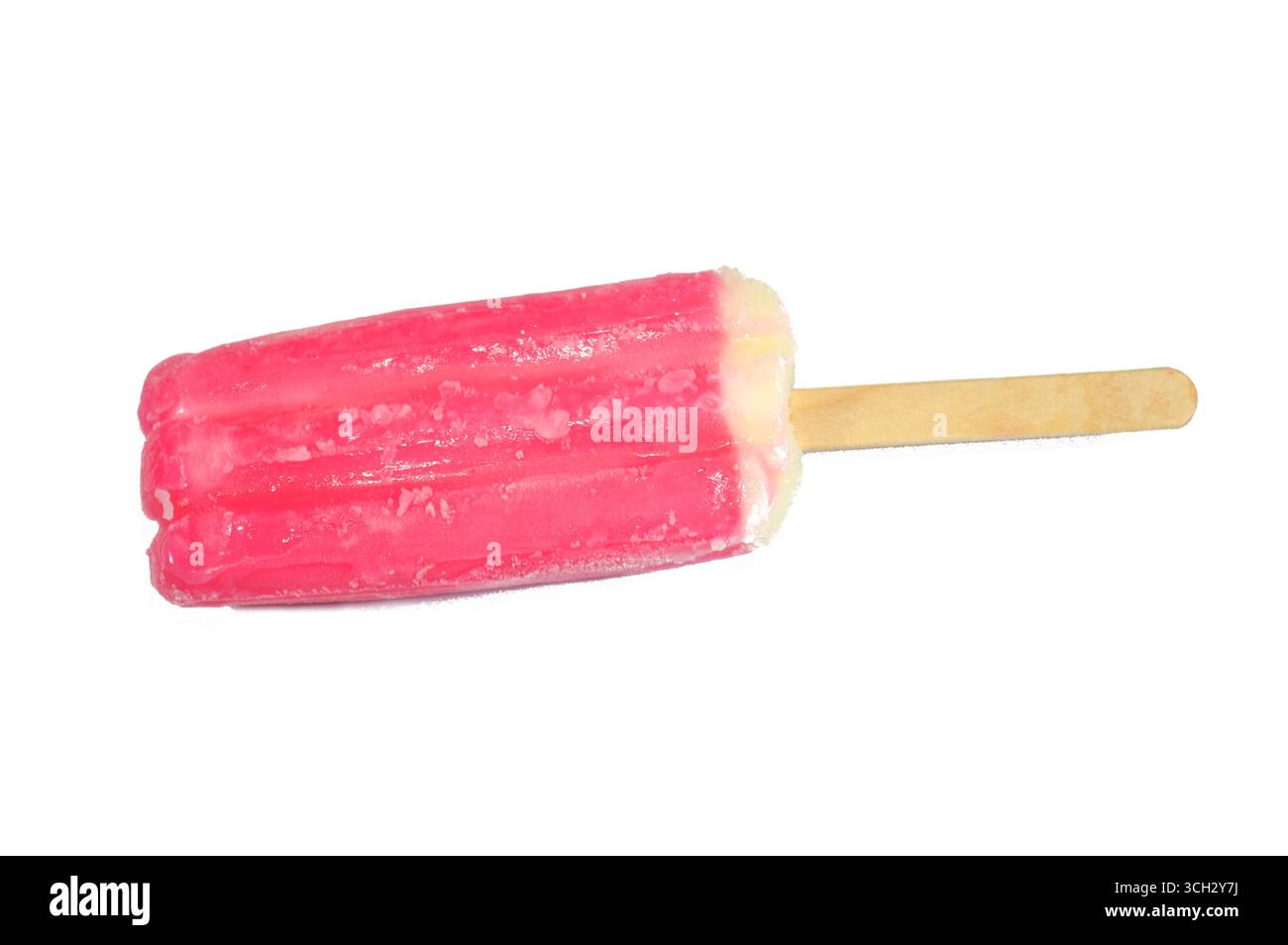 barre de crème glacée au lait de fraise faite de forme et de saveur de fruits, la barre de crème glacée est un dessert glacé avec de la crème glacée sur un bâton, et un mélange de saveurs de fruits Banque D'Images