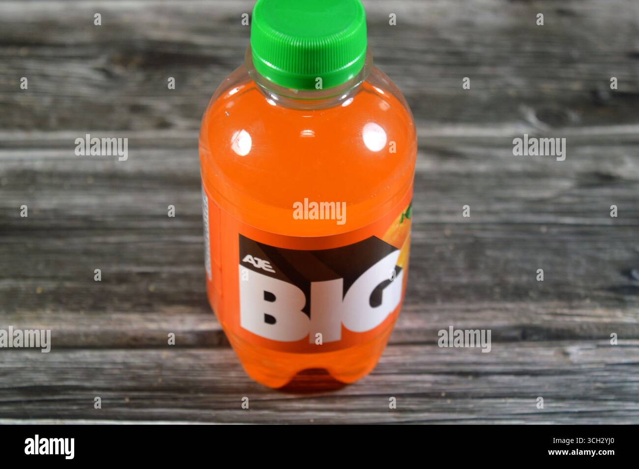 Le Caire, Égypte, 21 août 2025 : saveur orange de Big soda rafraîchissant et pétillant boisson gazeuse, boisson gazeuse avec saveur spéciale, avec délicieux différent Banque D'Images