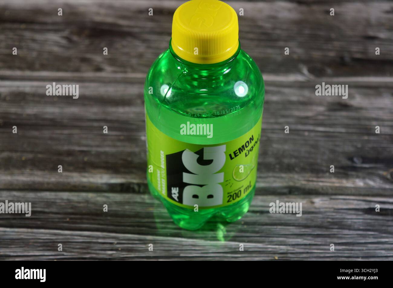 Le Caire, Égypte, 21 août 2025 : saveur citron de Big soda rafraîchissant et pétillant boisson gazeuse, boisson gazeuse avec saveur spéciale, avec de délicieux f différent Banque D'Images