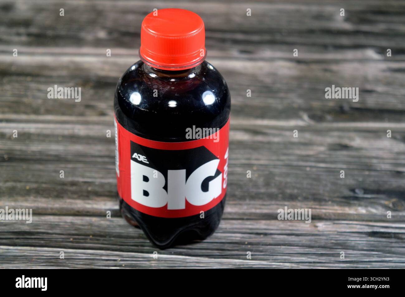 Le Caire, Égypte, 21 août 2025 : Cola saveur de Big soda rafraîchissant et pétillant boisson gazeuse, boisson gazeuse avec saveur spéciale, avec délicieux fl Banque D'Images