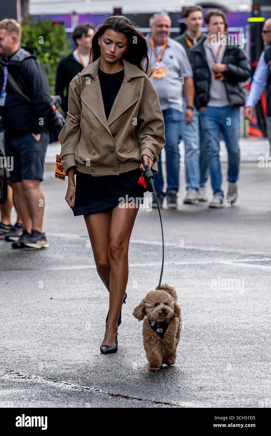Zandvoort, pays-Bas, 30 août 2025, Kika Cerqueira Gomes, la petite amie de Pierre Gasly, participe aux qualifications du Grand Prix des pays-Bas 2025, qui se déroulent à Zandvoort, pays-Bas. Crédit : Michael Potts/Alamy Live News Banque D'Images