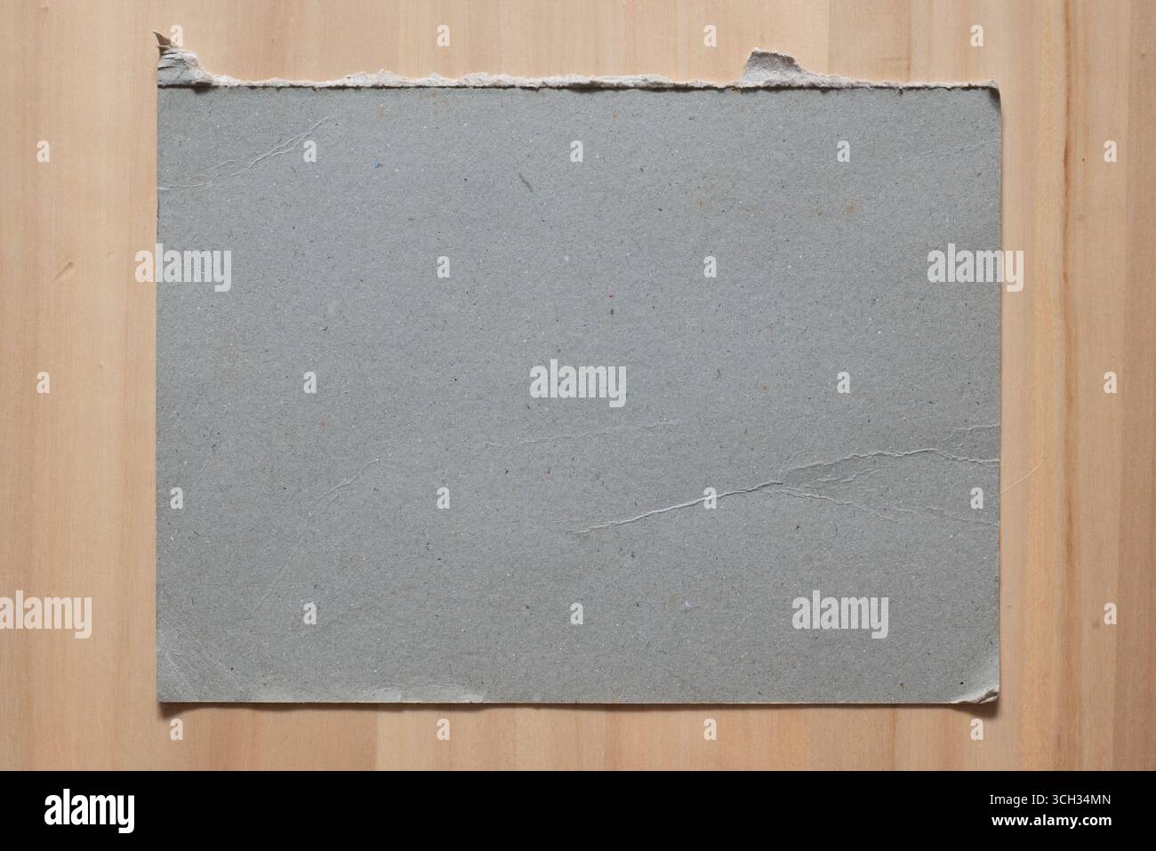 Papier de carton dur gris rectangulaire sur table en bois Banque D'Images