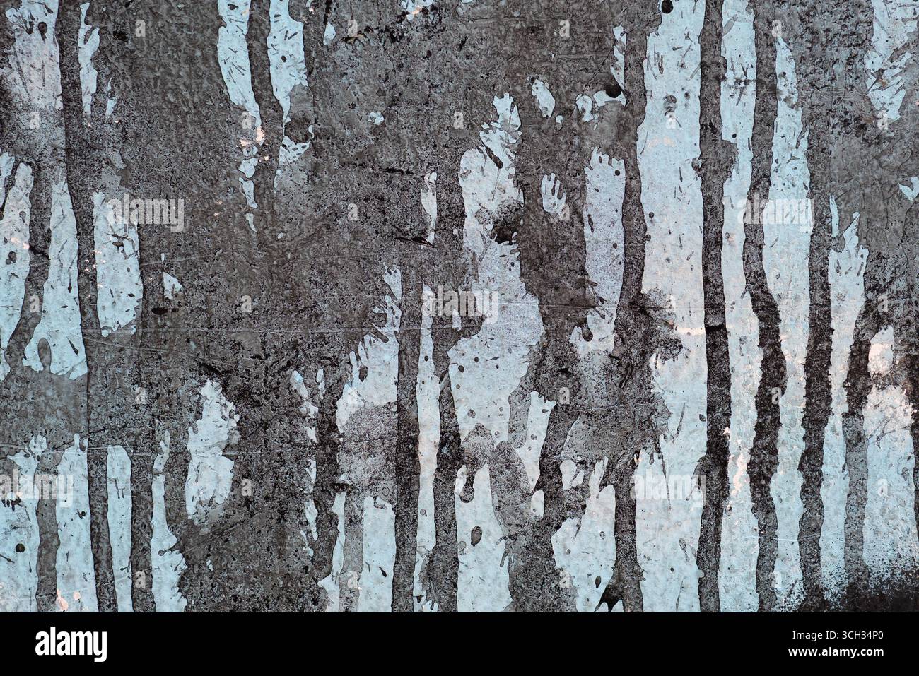 Peinture noire sale en aérosol avec des gouttes sur une texture de mur bleu Banque D'Images