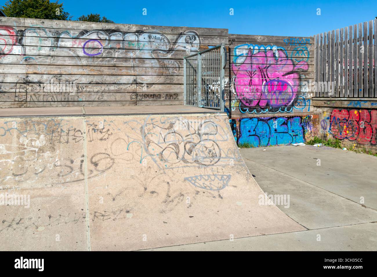 Graffiti au Woodbridge Skatepark, Woodbridge, Suffolk, Angleterre, Royaume-Uni Banque D'Images