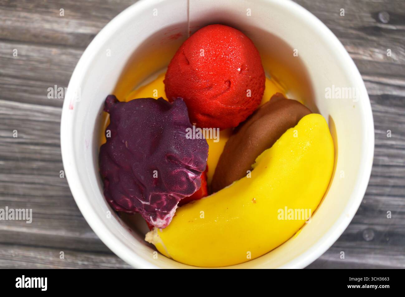 gâteries surgelées aromatisées aux fruits, glaçons ou barres de crème glacée, combinaison de fruits et de crème glacée, assortiment de saveurs un régal rafraîchissant d'été, le ta Banque D'Images