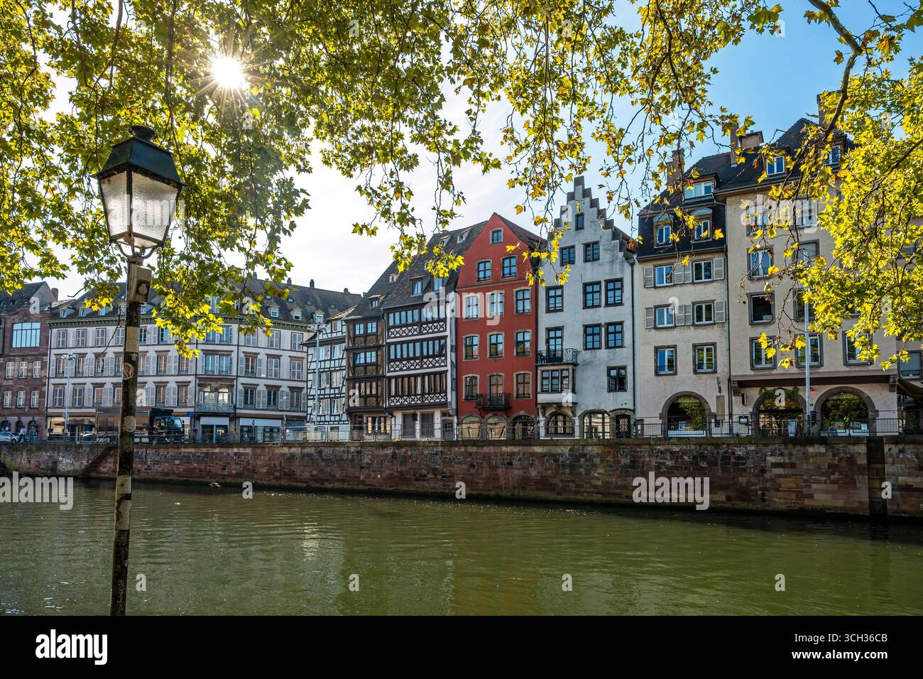 Magnifique matinée au bord de la rivière dans la ville de Strasbourg en France Banque D'Images