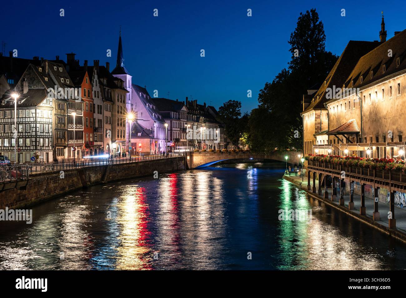 Photo de nuit de la rivière et des bâtiments historiques dans la vieille ville de Strasbourg en France Banque D'Images