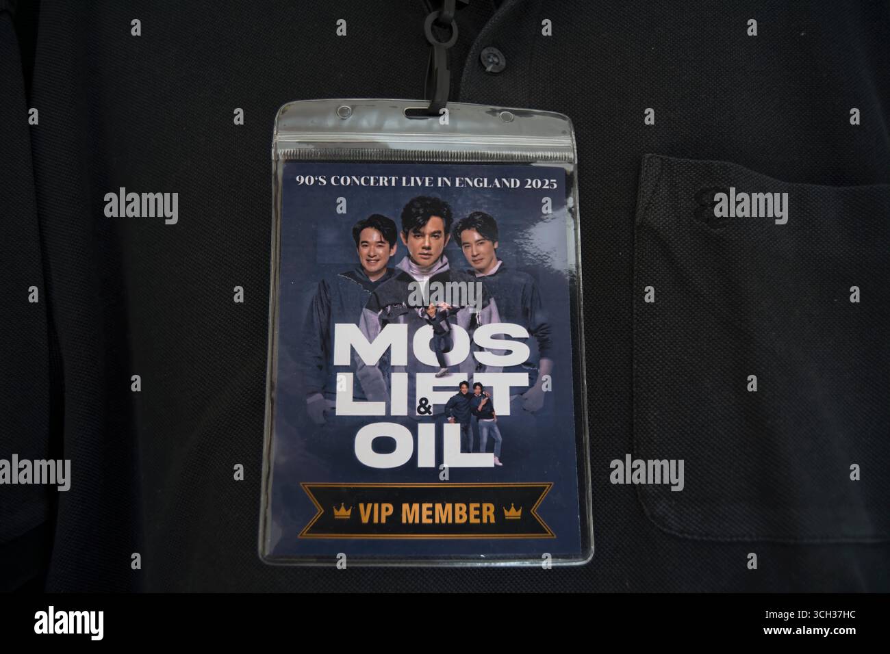 longe membre vip pour un concert en angleterre en 2025 par le boys band thaïlandais mos, lift and oil des années 1990 Banque D'Images
