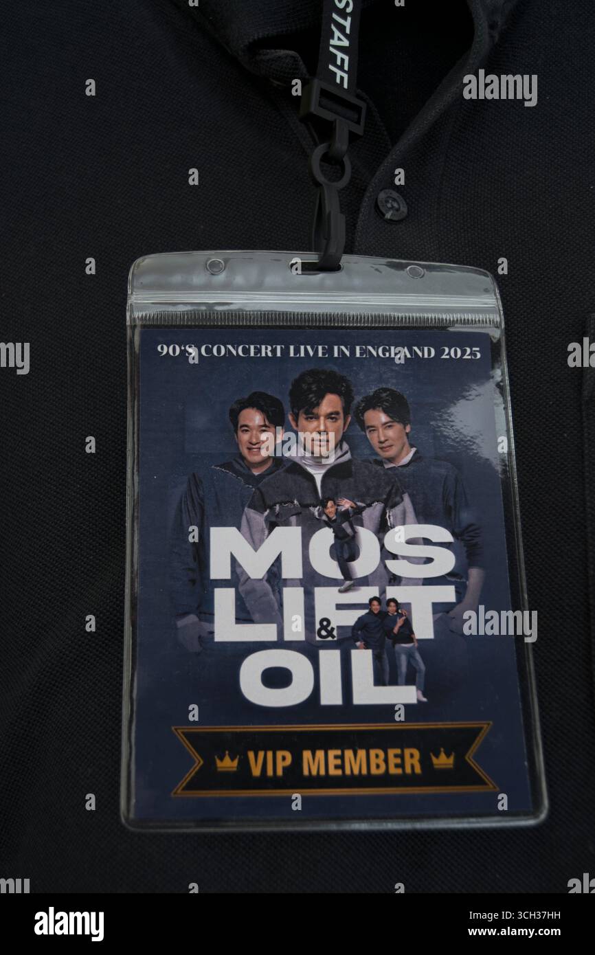 longe membre vip pour un concert en angleterre en 2025 par le boys band thaïlandais mos, lift and oil des années 1990 Banque D'Images