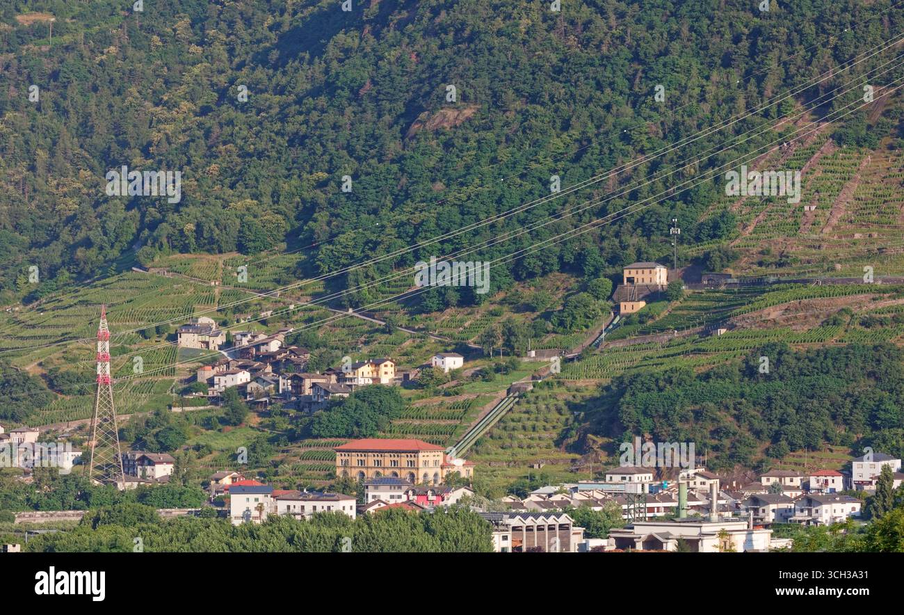 Énergie hydraulique dans les vignobles sur les pentes sud de Tirano Banque D'Images
