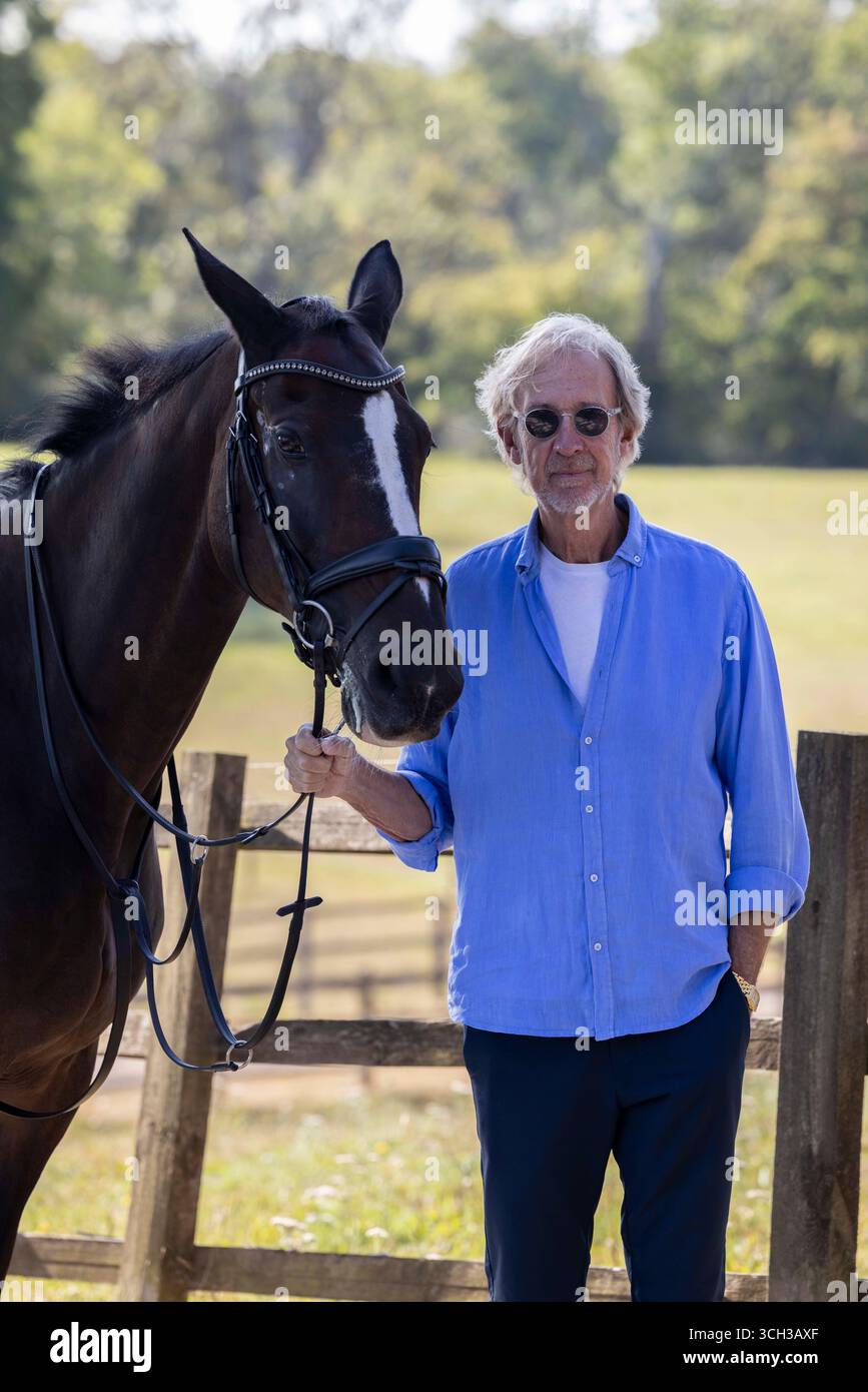 Mike Rutherford, guitariste de rock prog avec Genesis à son domaine Drungewick Manor où un certain nombre d'emplacements ont été réservés pour les fermes solaires impac Banque D'Images