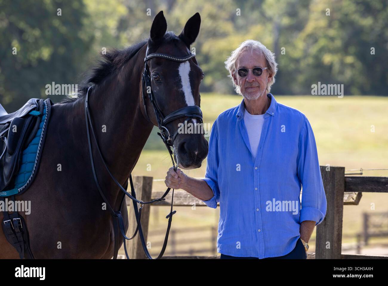 Mike Rutherford, guitariste de rock prog avec Genesis à son domaine Drungewick Manor où un certain nombre d'emplacements ont été réservés pour les fermes solaires impac Banque D'Images