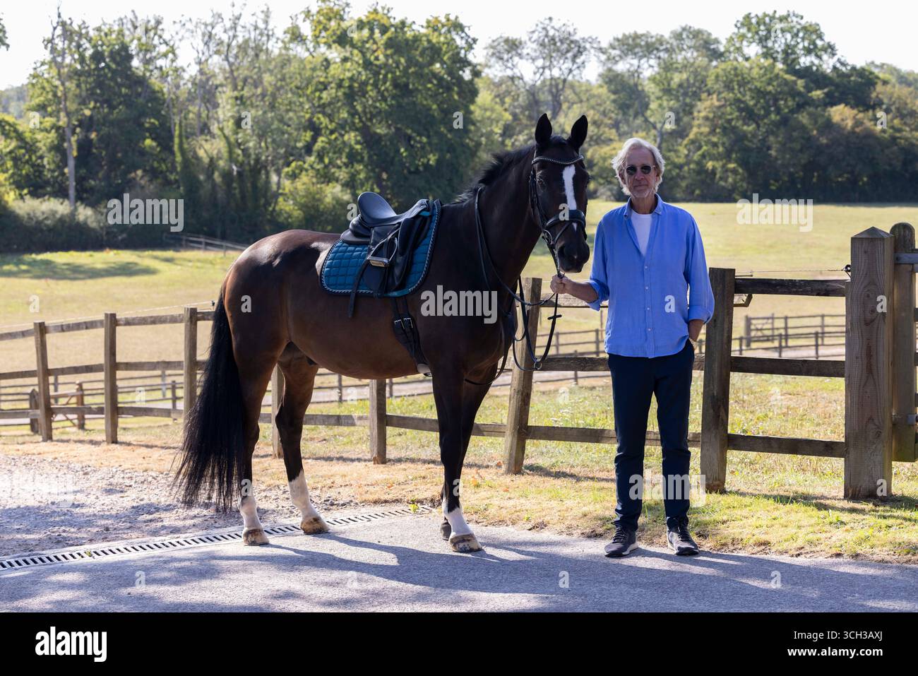 Mike Rutherford, guitariste de rock prog avec Genesis à son domaine Drungewick Manor où un certain nombre d'emplacements ont été réservés pour les fermes solaires impac Banque D'Images