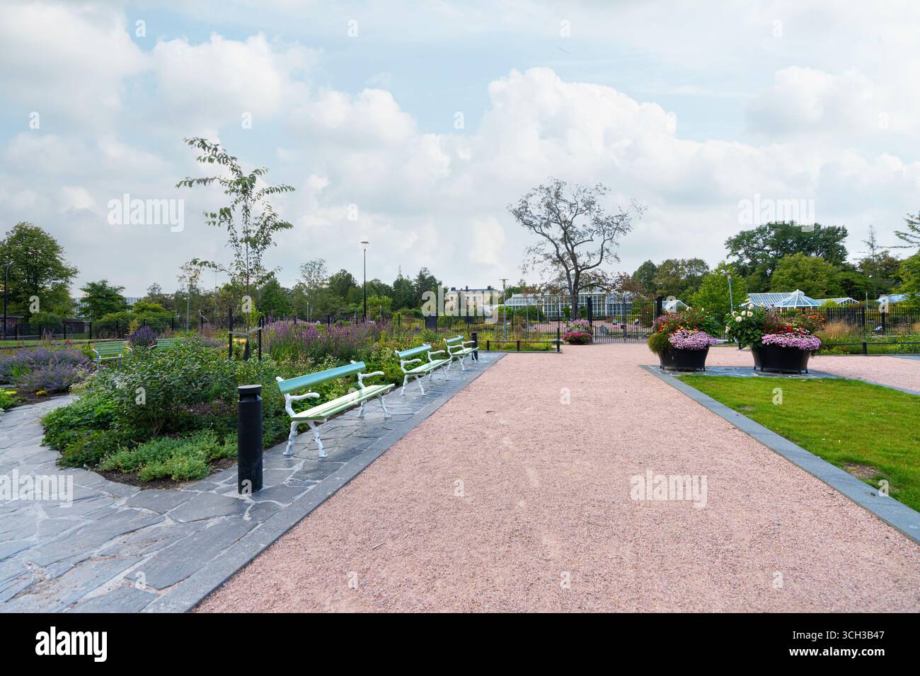 Helsinki, Finlande. Août 26 2025. Vue panoramique sur les jardins du jardin botanique de Kaisaniemi dans le centre-ville Banque D'Images