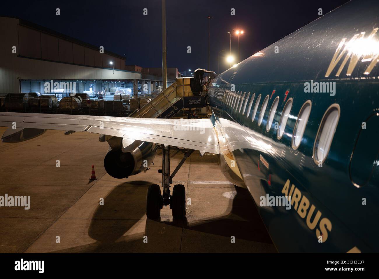 Ho Chi Minh-ville, Vietnam - 10 mai 2025 : vue depuis les escaliers de l'Airbus A321 exploité par Pacific Airlines dans la livrée Vietnam Airlines. Banque D'Images