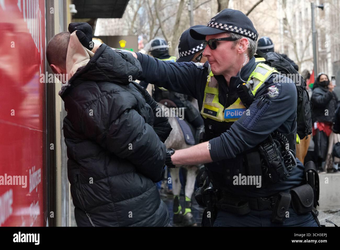 La police arrête un manifestant lors d'un rassemblement anti-immigration à Melbourne, Victoria, Australie Banque D'Images