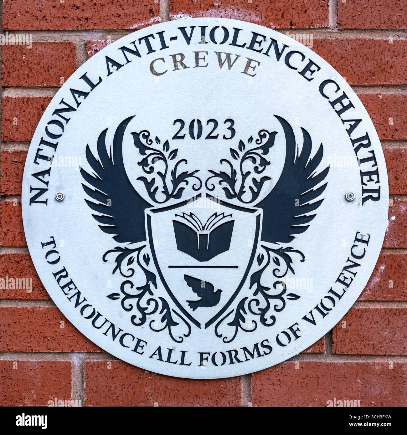 Plaque, Charte nationale anti-violence sur le mur extérieur des tribunaux de Crewe Cheshire Royaume-Uni Banque D'Images