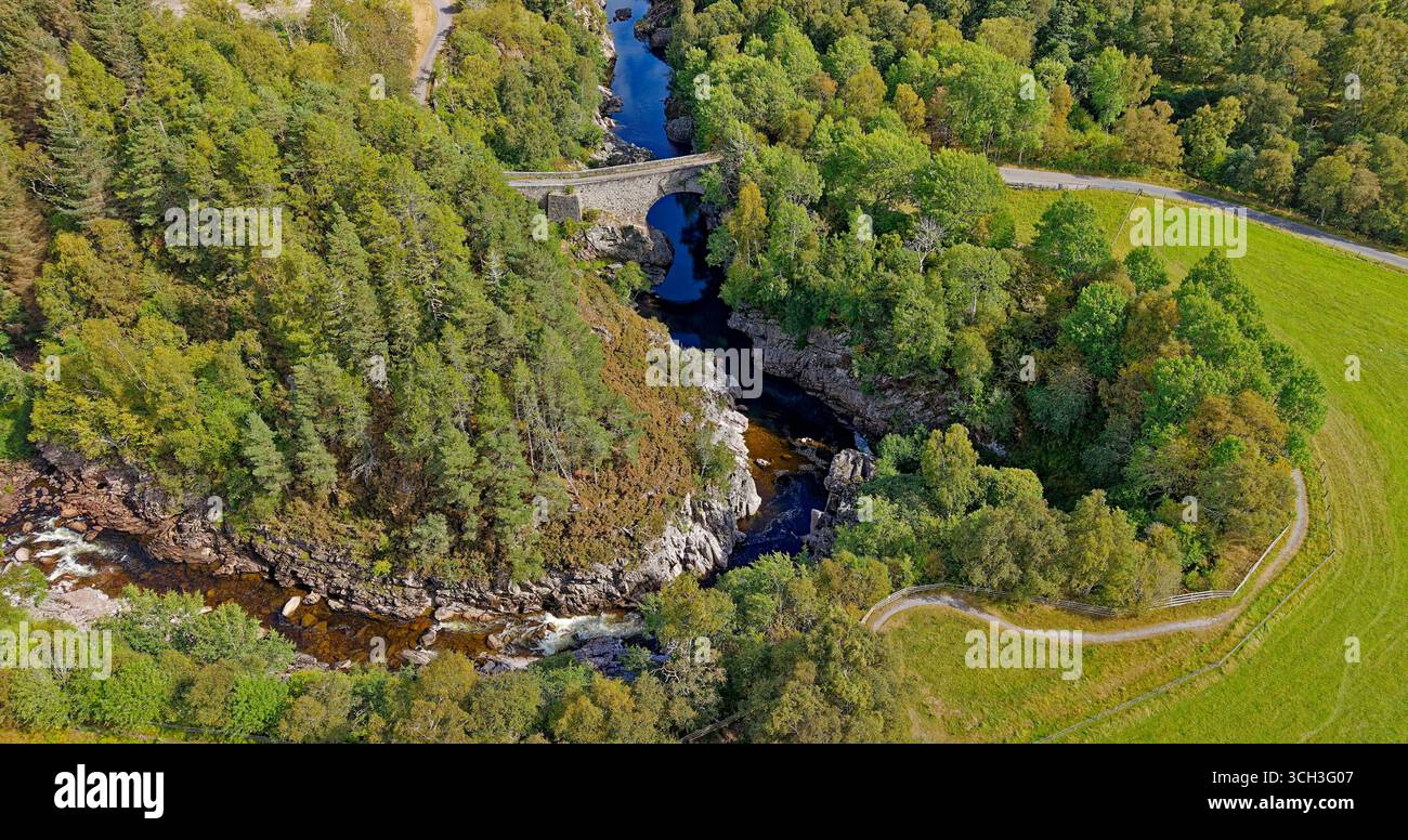 Dulsie Bridge River Findhorn Nairnshire Scotland construit 1755 les rapides et les eaux très basses dans la rivière été 2025 Banque D'Images