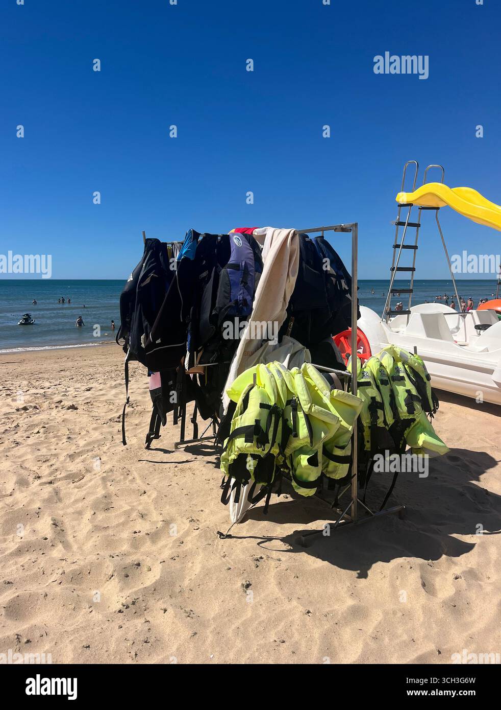 Gilets de sauvetage accrochés sur un support à la plage de Monte Gordo en Algarve, Portugal. - Image de stock capturée avec un smartphone