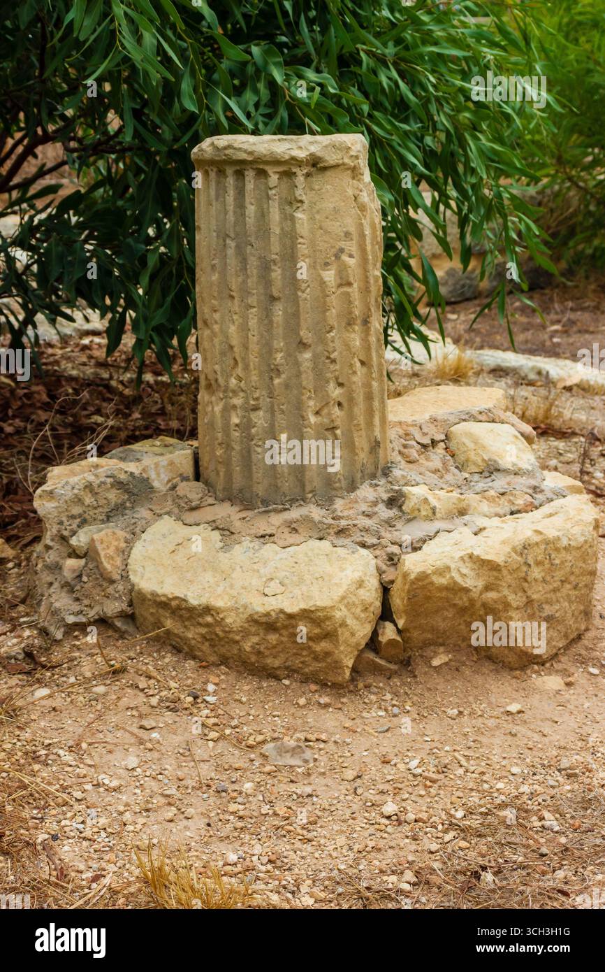 Fragment de colonne de pierre antique dans un cadre naturel en extérieur Banque D'Images
