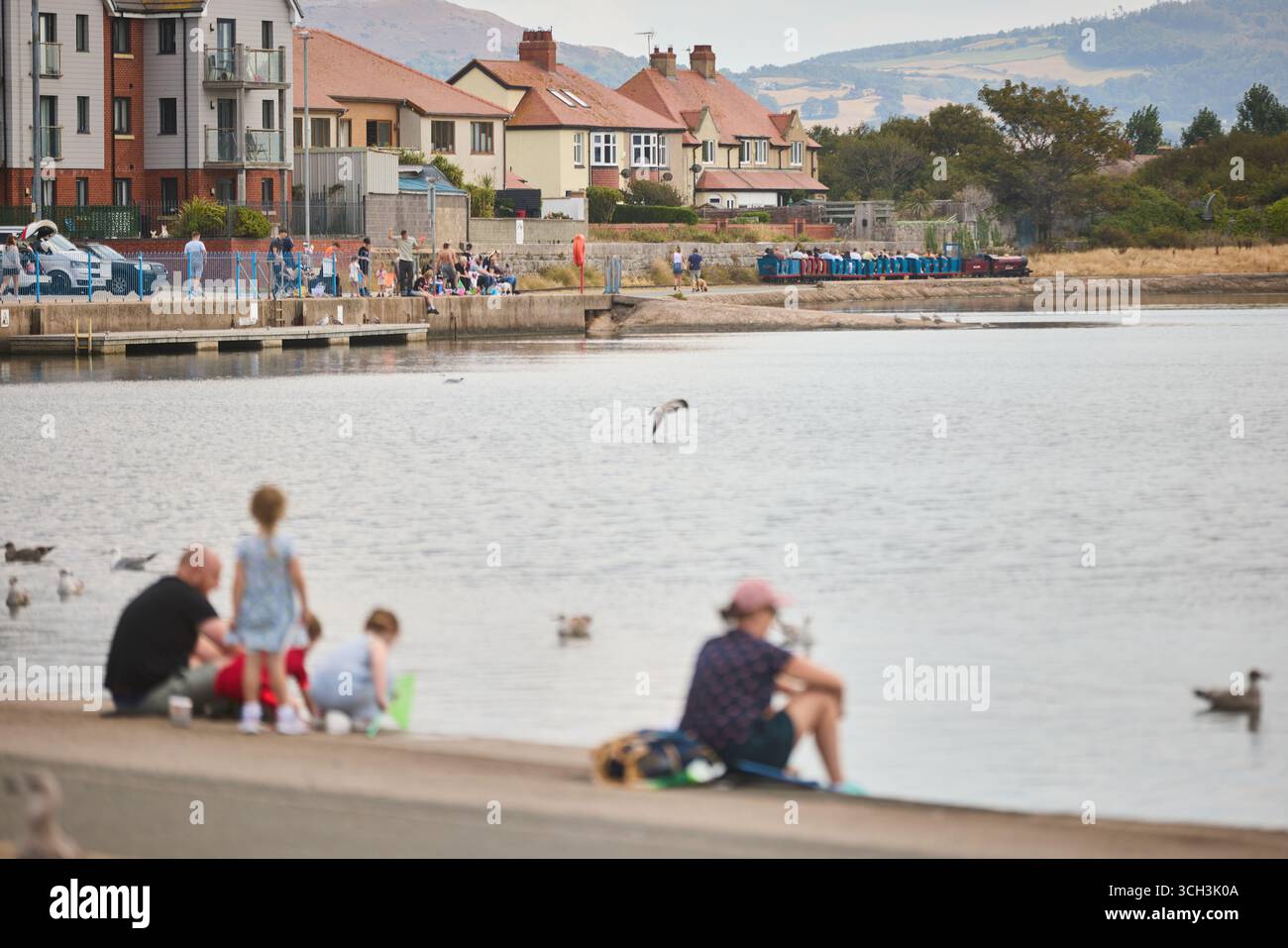 Rhyl dans le nord du pays de Galles Marine Lake avec le chemin de fer miniature historique Rhyl Banque D'Images