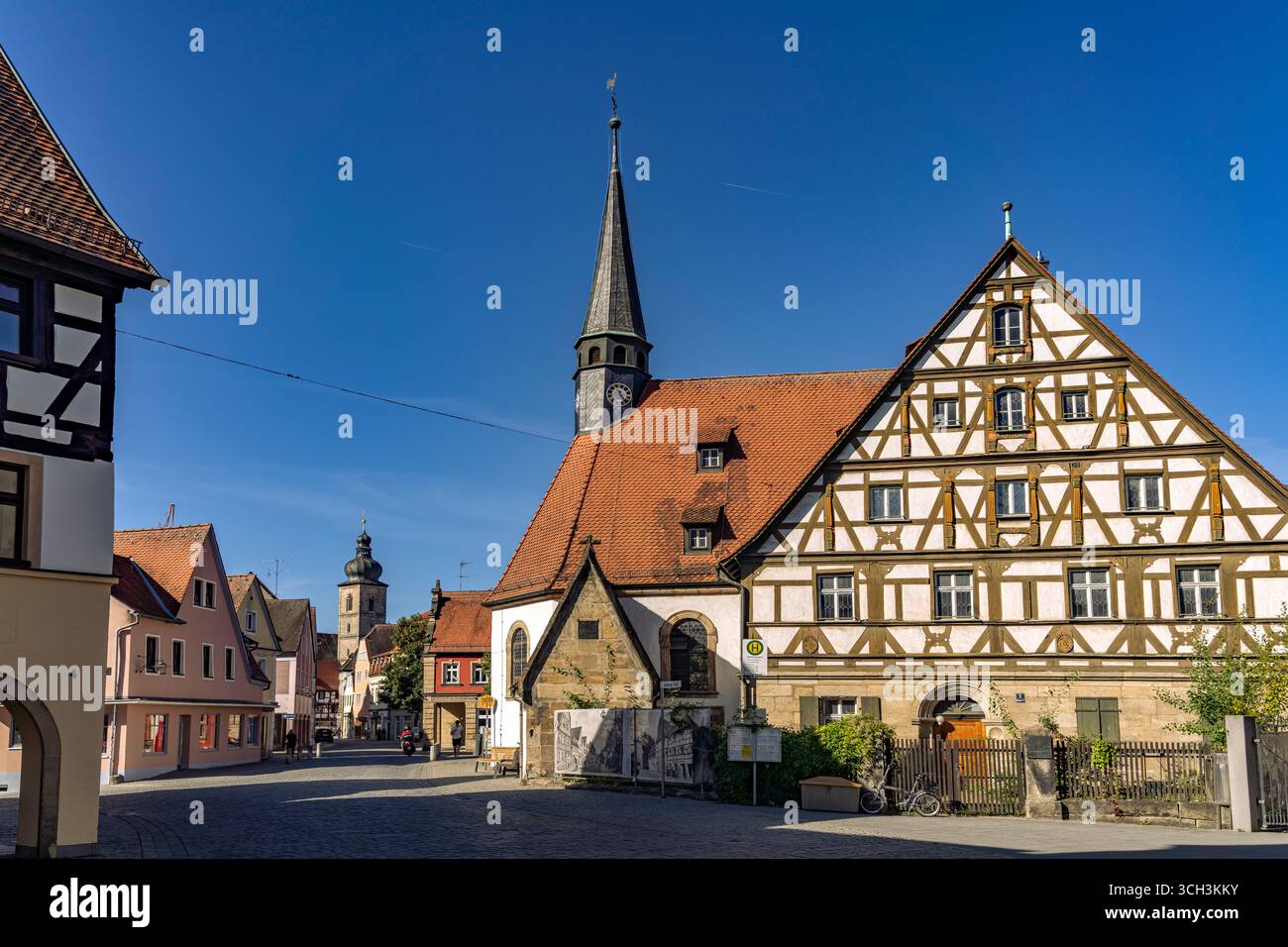 Fachwerkhaus und die Römisch-katholische Spitalkirche St. Katharina à Forchheim, Oberfranken, Bayern, Deutschland | Maison à ossature de bois et les roms Banque D'Images
