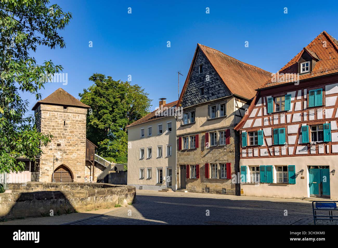 Fachwerkhaus und Stadttor Saltorturm in der Altstadt von Forchheim, Oberfranken, Bayern, Deutschland | Maison à colombages et la tour des remparts sa Banque D'Images