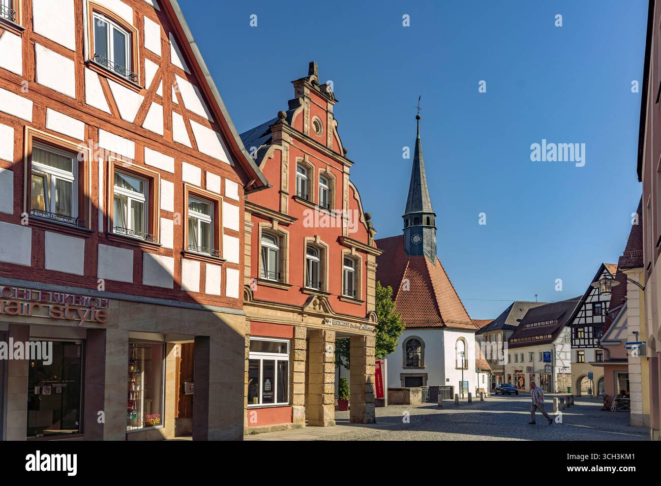 Fachwerkhaus und die Römisch-katholische Spitalkirche St. Katharina à Forchheim, Oberfranken, Bayern, Deutschland | Maison à ossature de bois et les roms Banque D'Images
